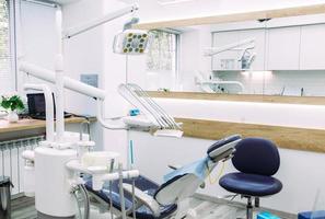 instruments et outils dentaires dans un cabinet de dentiste photo