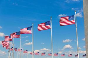 Washington Monument et drapeaux américains photo