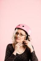 drôle, femme, porter, casque cyclisme, portrait, fond rose, vraies personnes