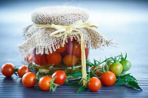 tomates marinées en pots photo