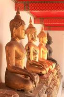 Statue de Bouddha au Wat Bangkok Thaïlande photo