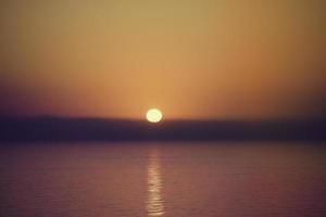 paysage marin avec un beau coucher de soleil sur la mer photo