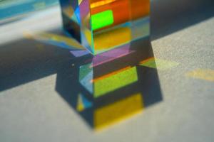 fond abstrait avec prisme transparent multicolore photo