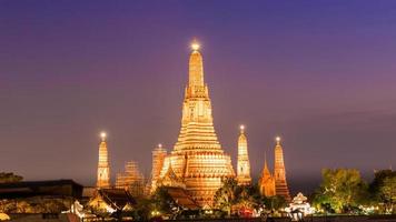 Temple Wat Arun pendant le coucher du soleil à Bangkok, Thaïlande.