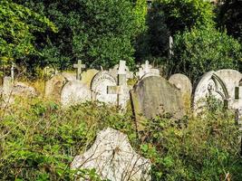 tombes et croix hdr au cimetière gothique photo