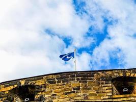 Drapeau écossais hdr sur le château d'Édimbourg photo