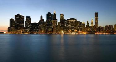 Skyline de Manhattan à travers l'East River, New York, USA