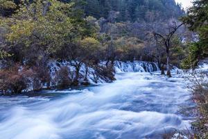 ruisseau dans le parc national de jiuzhaigou