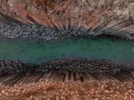 vue épique du canyon de basalte de studlagil, islande. photo
