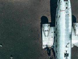 vue aérienne de l'ancien avion écrasé abandonné sur la plage de solheimasandur près de vik, islande. photo