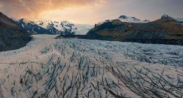 de beaux glaciers traversent les montagnes en islande. photo