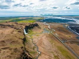 vue aérienne du seljalandsfoss - situé dans la région sud de l'islande photo