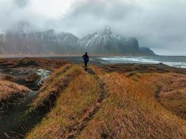 jeune fille explorant l'islande orageuse près du cap stokksnes photo