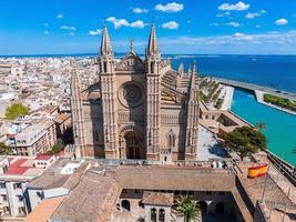 vue aérienne du drapeau espagnol près de la seu à majorque, en espagne. photo