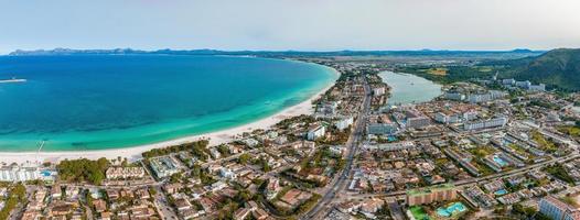 vue aérienne de la plage de palma de majorque photo