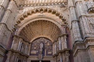 vue en angle bas de la belle entrée de la cathédrale la seu de style gothique avec design photo