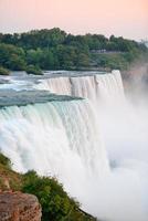 Gros plan des chutes du Niagara au crépuscule photo