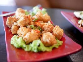 tofu frit avec des tranches de piment photo