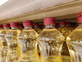 les huiles végétales en bouteille sont disposées dans les rayons des supermarchés. photo