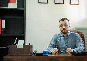 homme d'affaires travaillant sur son ordinateur portable dans un bureau photo