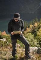 jeune homme voyageur avec carte et sac à dos photo