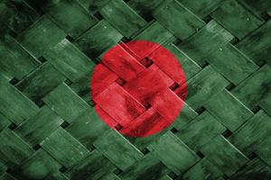 Écran du drapeau du Bangladesh sur fond de bois d'osier photo
