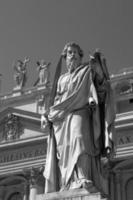 statue de saint paul au vatican