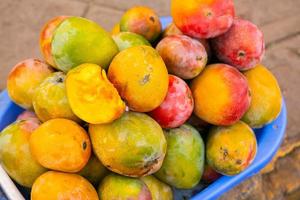 fruits et légumes frais au marché local de lima, pérou. légumes du marché vendus par les agriculteurs locaux. photo