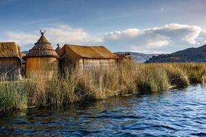 le lac titicaca est le plus grand lac d'amérique du sud et le plus haut lac navigable du monde. photo