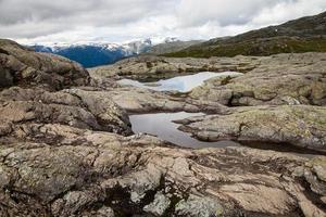 scènes de montagne colorées en norvège. beau paysage de norvège, scandinavie. paysage de montagne norvège. nature en été. photo