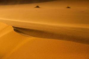 belles dunes de sable dans le désert du sahara au maroc. paysage en afrique dans le désert. photo