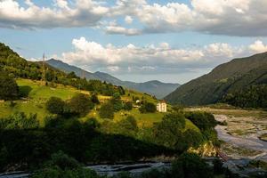 une belle photographie de paysage avec les montagnes du caucase en géorgie. photo