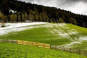 beau paysage de montagne dans les alpes photo