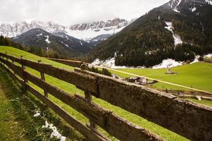 beau paysage de montagne dans les alpes photo