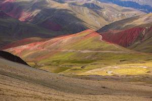 les andes, andes ou andes sont la plus longue chaîne de montagnes continentales du monde. beau paysage de montagne au pérou photo