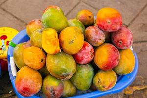 fruits et légumes frais au marché local de lima, pérou. légumes du marché vendus par les agriculteurs locaux. photo