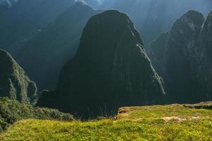 merveille du monde machu picchu au pérou. beau paysage dans les montagnes des andes avec les ruines de la ville sacrée inca. photo