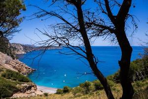 belle plage avec de l'eau très propre et azur sur la mer méditerranée sur l'île d'ibiza, espagne photo