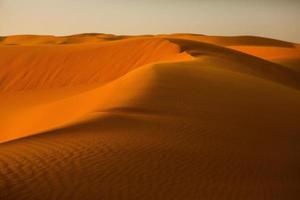 belles dunes de sable dans le désert du sahara au maroc. paysage en afrique dans le désert. photo