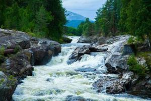 scènes de montagne colorées en norvège. beau paysage de norvège, scandinavie. paysage de montagne norvège. nature en été. photo