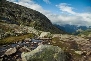 scènes de montagne colorées en norvège. beau paysage de norvège, scandinavie. paysage de montagne norvège. nature en été. photo