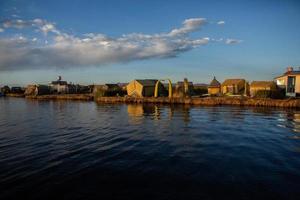 le lac titicaca est le plus grand lac d'amérique du sud et le plus haut lac navigable du monde. photo