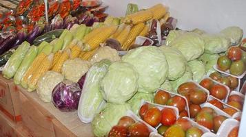 légumes dans les supermarchés, soigneusement emballés dans du plastique photo