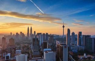 Centre-ville de Kuala Lumpur au lever du soleil photo