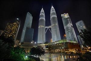 Paysage urbain de Kuala Lumpur la nuit photo