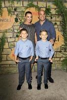 los angeles, 28 nov - amber nichole miller, tito ortiz, ses fils à la légende mowgli de la première de la jungle au théâtre arclight le 28 novembre 2018 à los angeles, ca photo