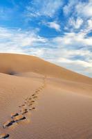 ciel nuageux sur une dune de sable photo