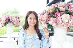 femme asiatique souriant joyeusement dans un café photo