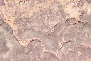 le beau sol en pierre à motifs a été érodé par l'eau et le vent. photo