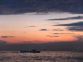 Ferry d'Istanbul naviguant dans la mer du Bosphore, Istanbul, Turquie